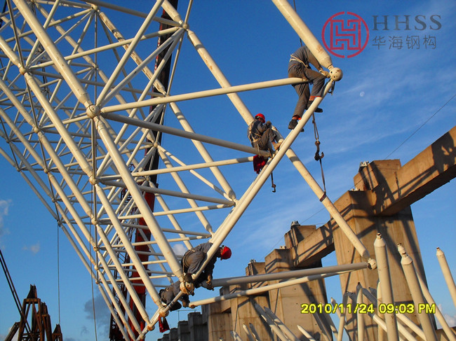 大跨度轻钢结构网架设计施工安装方案探讨